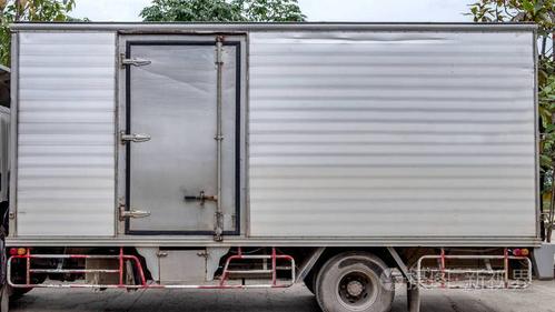 运货卡车铝制集装箱门侧停放在道路上